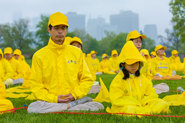 Falun Dafa Letter Formation at Governor\'s Island, NYC, 05-13, 20