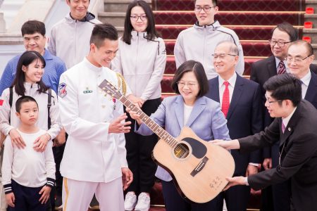 總統蔡英文(前右2)10日在總統府接見海軍儀隊隊員蘇祈麟(前右3)與其家屬,並送一把親筆簽名的吉他給蘇祈麟。