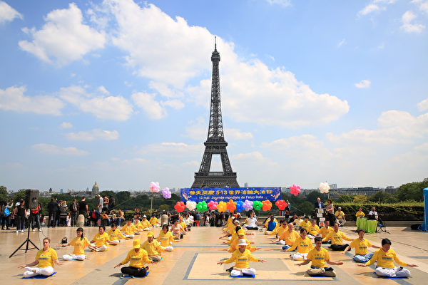 2018年5月20日在法國巴黎鐵塔對面的人權廣場上，法國部分法輪功學員用歌舞演出和功法演示慶祝第十九屆世界法輪大法日。（章樂/大紀元）