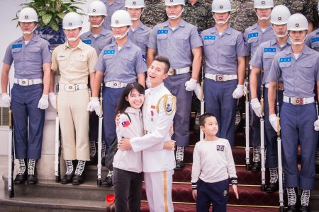 總統蔡英文10日在總統府接見海軍儀隊隊員蘇祈麟(前左2)與其家屬,結束後蘇祈麟與太太開心擁抱。