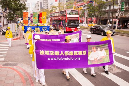 5月13日是法轮功洪传世界26周年，全世界有超过1亿人学炼法轮功。图为法轮功学员在台北市游行。
