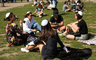 志願者柏林分發一萬頂猶太小帽