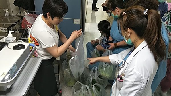 急診個案管理師劉瓊惠通知有需要的醫護人員都來購買老人的蔬菜。（彰化基督教醫院提供）