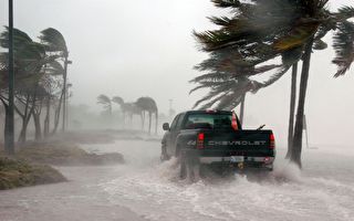 颱風天開車到海邊 你就知道什麼叫超強力潑水洗車