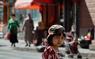 中共在新疆高调庆端午 强迫维族人吃粽子