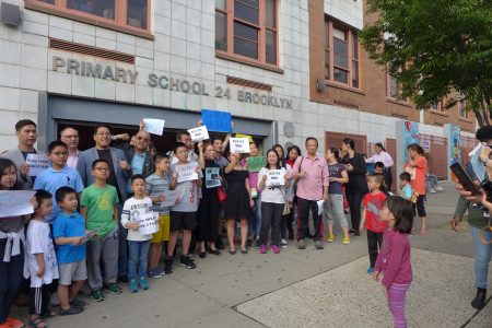 布碌崙15學區有不少華裔學生，數十名華裔家長和孩子昨晚在15學區社區教育理事會議會場外，呼吁教育總監保留SHSAT考試制。