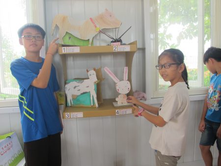 小朋友展示自己的作品