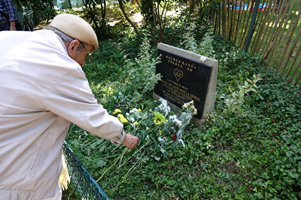 纪念活动的最后，与会者们纷纷将鲜花放置在六四纪念碑前，向为了争取中国自由民主的勇士致敬。（关宇宁/大纪元）