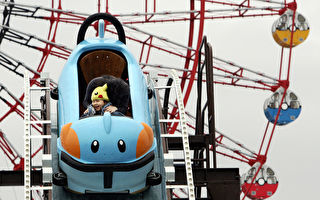 海军飞行员为儿子在后院打造“火箭”云霄飞车