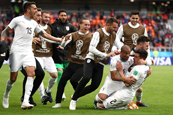 YEKATERINBURG, RUSSIA - JUNE 15: Uruguay team celebrate their winning goal, scored by Jose Gimenez during the 2018 FIFA World Cup Russia group A match between Egypt and Uruguay at Ekaterinburg Arena on June 15, 2018 in Yekaterinburg, Russia. (Photo by Ryan Pierse/Getty Images)