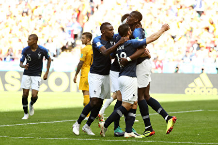 KAZAN, RUSSIA - JUNE 16: Paul Pogba of France celebrates after scoring his side's second goal with team mates during the 2018 FIFA World Cup Russia group C match between France and Australia at Kazan Arena on June 16, 2018 in Kazan, Russia.