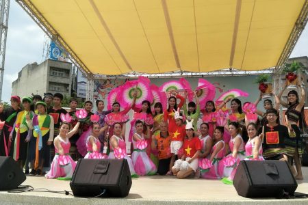 竹北举办新住民嘉年华会，演出者开心大合照