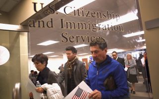 美众议院通过紧急法案 阻移民局裁员