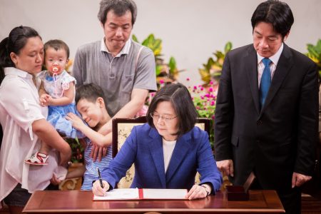 總統蔡英文（前）、行政院長賴清德（後右1）6月6日在總統府公開簽署「兒童及少年未來教育與發展帳戶條例」。
