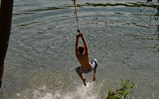 学泰山拉绳跳水真有趣 男孩才刚起步秒落水