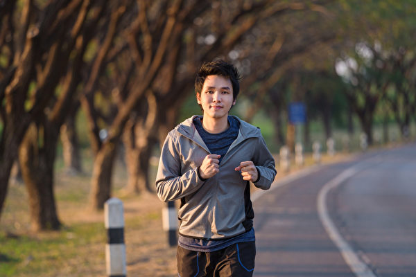 健走是“世界上最完美的运动”，可以轻松达到运动健身的效果。(Shutterstock)