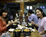 组图：初伏养生 韩国人排队喝参鸡汤
