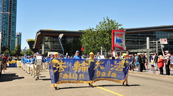 法轮功学员在市中心举行大游行，途径温哥华的市中心。（雨生/大纪元）