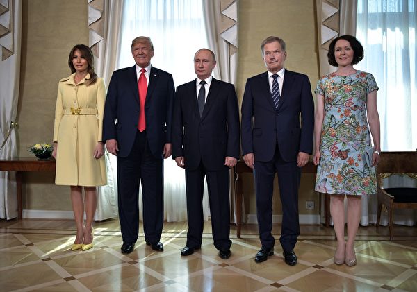 (L to R) US First Lady Melania Trump, US President Donald Trump, Russia's President Vladimir Putin, Finnish President Sauli Niinisto and his wife Jenni Haukio pose at the Presidential Palace in Helsinki, on July 16, 2018. - The US and Russian leaders opened an historic summit in Helsinki, with Donald Trump promising an "extraordinary relationship" and Vladimir Putin saying it was high time to thrash out disputes around the world. (Photo by Aleksey Nikolskyi / Sputnik / AFP)