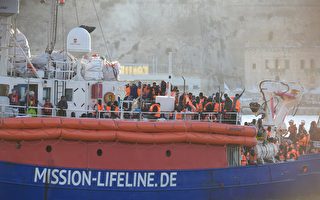 停泊遭拒 難民救援船駛往西班牙巴塞羅那