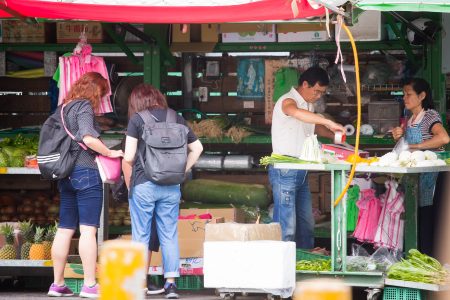 农委会农粮署表示，台北果菜市场蔬菜11日交易量1,270公吨，平均每公斤交易价格28.0元，相较10日跌幅为24.3%。图为民众11日到菜市场买菜。