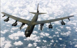 可飞行24小时 美B-52为何能在台海威慑中共