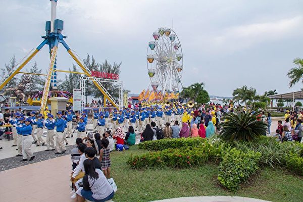 2018年印尼法輪功心得交流會前夕，法輪功學員在巴淡島最大的遊樂場Costarina遊行。圖為民眾觀看遊行。（Hardin Pang提供）