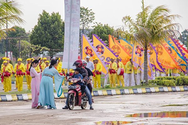 2018年印尼法輪功心得交流會前夕，法輪功學員在巴淡島最大的遊樂場Costarina遊行。圖為儀仗隊。（Hardin Pang提供）