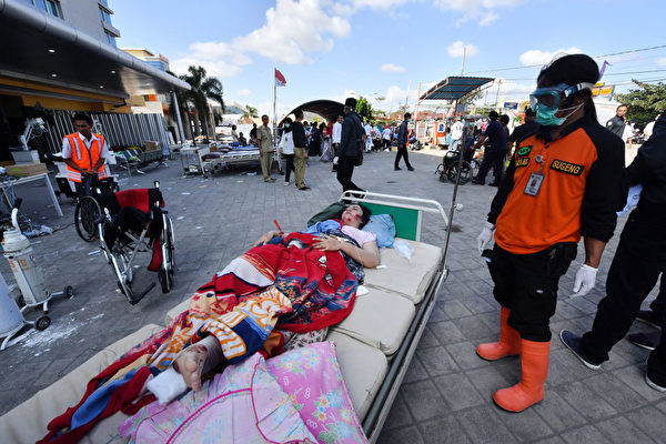 龍目島地震後，出現人員傷亡。 (ADEK BERRY/AFP/Getty Images)