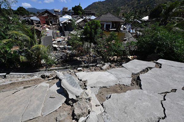 龍目島地震後，出現地面裂縫。 (ADEK BERRY/AFP/Getty Images)
