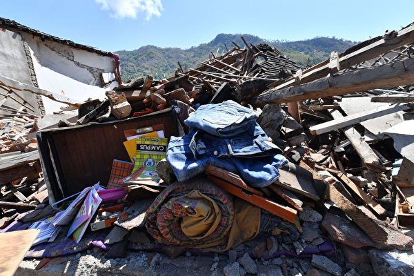 龍目島地震後，出現房屋倒塌。 (ADEK BERRY/AFP/Getty Images)