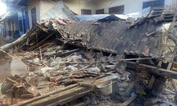 龍目島地震後，出現房屋倒塌。 (GIN SUGI/AFP/Getty Images)
