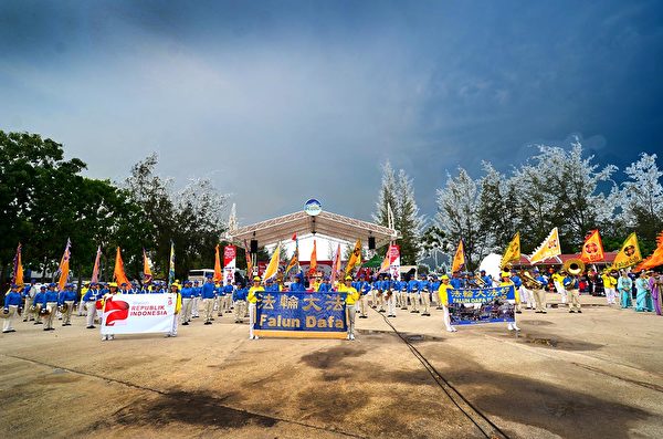 2018年印尼法轮功心得交流会前夕，法轮功学员在巴淡岛最大的游乐场Costarina游行。天国乐团、仪仗队、仙女队进入游乐场中心。（Wayan Diantha 提供）