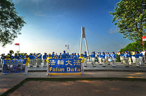 2018年印尼法轮功心得交流会后，天国乐团在Jembatan Barelang附近演奏乐曲。（Wayan Diantha 提供）