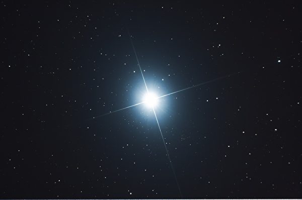 先賢仰望上蒼，發現日月星辰能在各自的軌道上諧和運行，由此天地秩序可保不亂。(Pixabay)