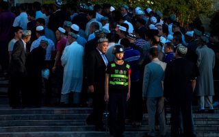 加維吾爾社區抗議中共拒絕關閉新疆集中營