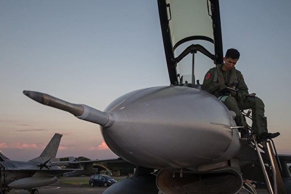 亚运台湾队载誉归国 F16战机伴飞感动选手