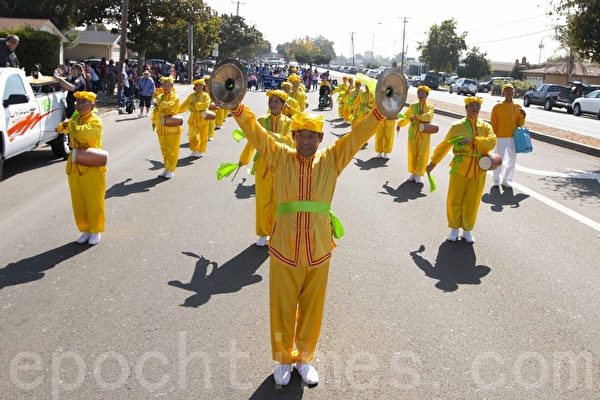 北加州纽瓦克庆祝建市63年游行 法轮功学员参加获好评