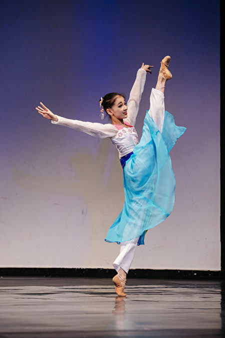 第八屆全世界中國古典舞大賽少年女子組金獎得主張中天，表演劇目《春色滿園》。（愛德華／大紀元）