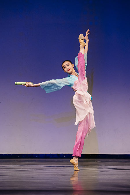 第八屆「全世界中國古典舞大賽」的少年女子組金獎得主黃悅，表演舞劇《春曉》。（戴兵／大紀元）