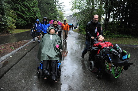 天将大雨，参加本次本拿比市的泰瑞福克斯长跑者，还有一些残疾人。（童宇/大纪元）