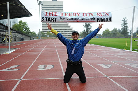 Aaron選擇了10公里路程，他是第一次參加泰瑞福克斯長跑，到終點時，他興奮地跪在了地上。（童宇/大紀元）