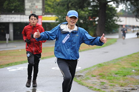 本次泰瑞福克斯長跑，吸引了不少華人面孔參與。他們很多選擇了10公里路線。（童宇/大紀元）