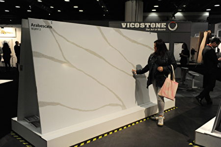 在温哥华室内设计展IDS上，由Vicostone展出的耐磨工程石英板。 （童宇/大纪元）