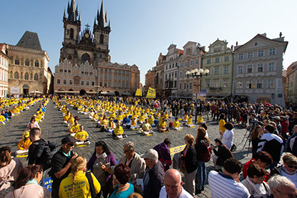 9月28日上午，上千名来自欧洲37国的法轮功学员在捷克首都布拉格市中心老城广场举行大型集体炼功。（Matthias Kehrein/大纪元）