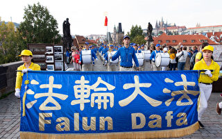 9月28日，来自欧洲37个国家的1500多名法轮功学员在捷克首都布拉格举行游行和大型集体炼功活动，成了这座欧洲古城的亮点。 （Matthias Kehrein/大纪元）