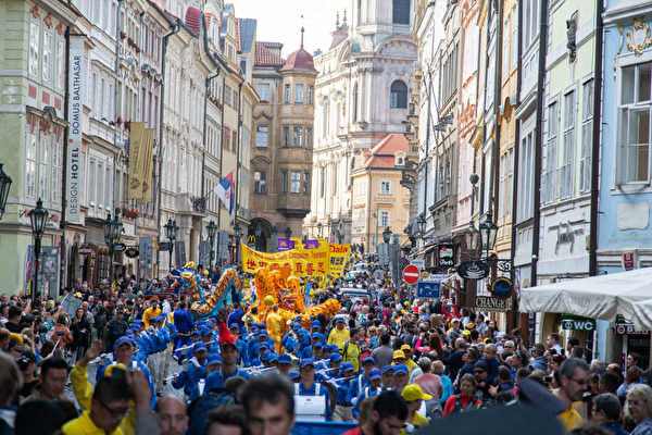 9月28日下午，以天國樂團打頭的法輪功遊行隊伍浩浩蕩蕩穿過布拉格老城中心。（Max Xiao/大紀元）