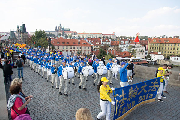 9月28日下午，以天國樂團打頭的法輪功遊行隊伍浩浩蕩蕩穿過布拉格老城中心。（Max Xiao/大紀元）