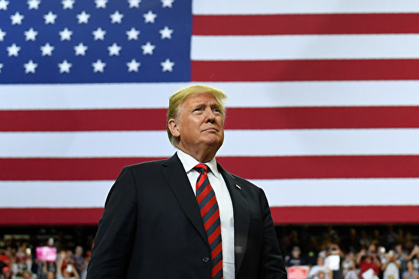 US President Donald Trump looks on at the crowd during a rally at JQH Arena in Springfield, Missouri on September 21, 2018. (Photo by MANDEL NGAN / AFP) (Photo credit should read MANDEL NGAN/AFP/Getty Images)