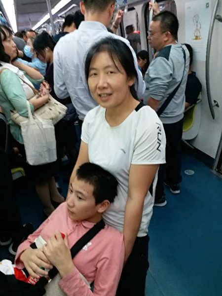 黄秀宏带着大女儿搭乘地铁去天安门。（受访者提供）